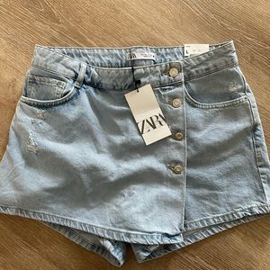 Brand New. Never worn ZARA DENIM skort. Size L.